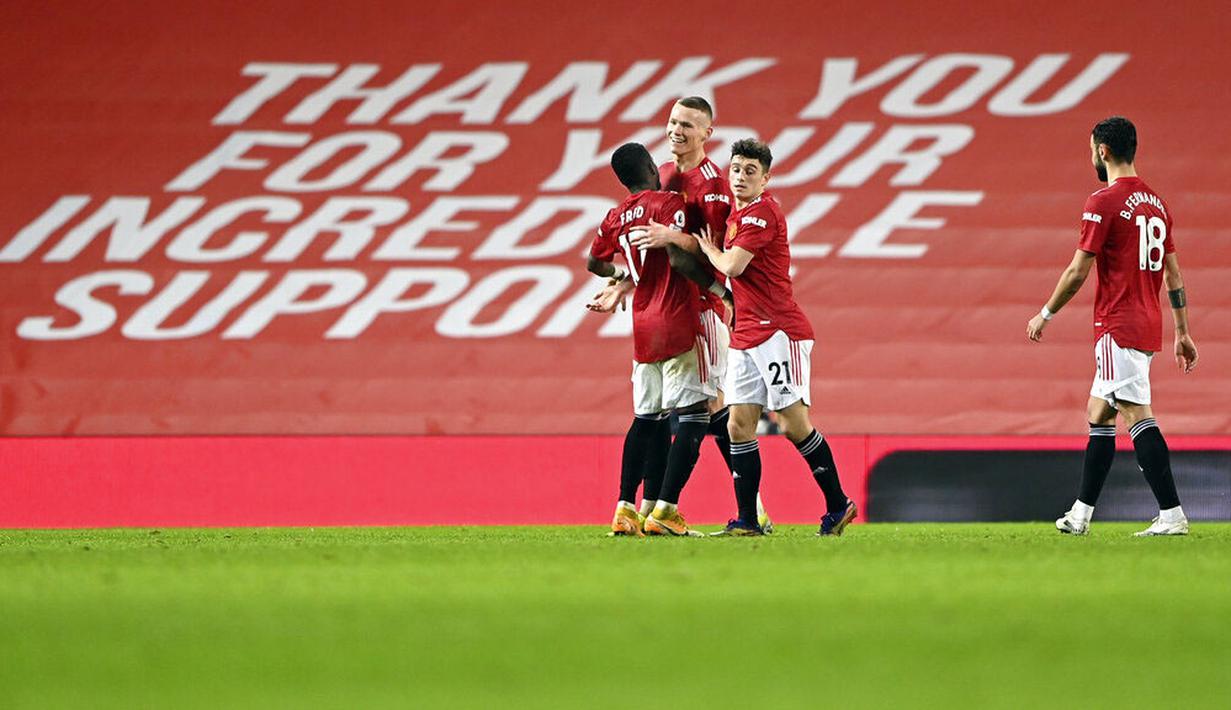 Pemain Manchester United, Scott McTominay, melakukan selebrasi usai mencetak gol ke gawang Southampton pada laga Liga Inggris di Stadion Old Trafford, Selasa (2/2/2021). Setan Merah menang dengan skor 9-0. (Laurence Griffiths/Pool via AP)