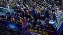 Para pemain Barcelona menyapa para pengemarnya dari atas bus saat melakukan parade di Barcelona, Spanyol (7/6/2015). Barcelona sukses meraih 'treble winners' usai mengalahkan Juventus di final Liga Champions. (REUTERS/Albert Gea)
