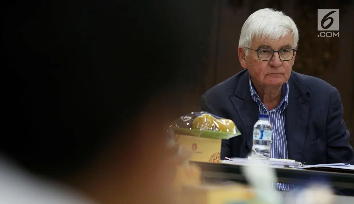 Pembina Friedrich Naumann Stiftung (FNS) Jerman, Jurgen Morlok memberikan keterangan pers saat berkunjung ke DPP PKB di Jakarta, Selasa (31/10). Kunjungan Jurgen Morlok untuk bekerjasama dalam bidang politik. (Liputan6.com/Johan Tallo)