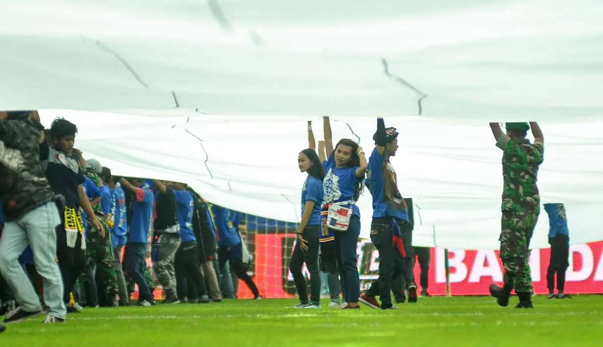 Jumlah Aremania yang akan menyaksikan pertandingan Arema Cronus kontra Persela pada Minggu (6/11/2016)  diprediksi bakal berlimpah. (Bola.com/Iwan Setiawan)