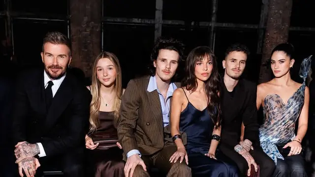 Gaya Keluarga David Beckham Hadir di Fashion Show Victoria Paris Fashion Week. [@victoriabeckham]