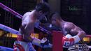 Duel petinju Indonesia, Jansen Marapu (kanan) dan petinju Thailand, Phuttiphong Rakoon pada kelas Lightweight Mahkota Boxing Super Series di Cilandak Town Square, Jakarta (10/3/2018). Jansen menang TKO pada ronde ke sembilan. (Bola.com/Nick Hanoatubun)