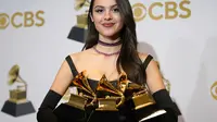 Olivia Rodrigo berpose dengan piala penghargaan Best Pop Vocal Album, Best New Artist, dan Best Pop Solo Performance pada ajang Grammy Awards 2022 di MGM Grand Garden Arena, Las Vegas, Amerika Serikat, 3 April 2022. (AP Photo/John Locher)