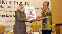 Prof dr Hasbullah Thabrany, MPH (kanan) meluncurkan buku tentang Jaminan Kesehatan Nasional disela-sela diskusi publik yang membahas tentang Indonesia Sehat dan Jaminan Kesehatan Nasional, (26/8/2014). (Liputan6.com/Panji Diksana)
