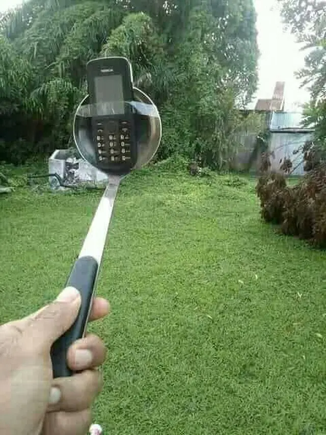 Potret Kocak Orang Indonesia Saat Pakai Ponsel