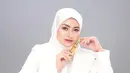 Dengan gaya hijab sederhana berwarna putih serta makeup natural, pesona wanita yang kini tengah hamil anak pertama itu kian terpancar. (Liputan6.com/IG/@nathalieholscher)