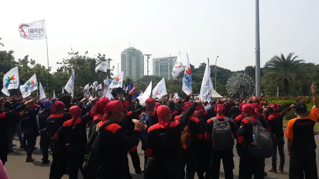 Buruh demo depan Istana Merdeka.