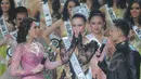 Puteri Indonesia 2014 Elvira Devinamira (tengah) menangis dalam malam Grand Finalis Puteri Indonesia 2015 di JCC, Jakarta, Jumat (20/2). Elvira digantikan oleh finalis dari Jawa Tengah Anindya Kusuma Putri. (Liputan6.com/Herman Zakharia)