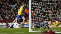 Striker Perancis Arsenal Olivier Giroud (kedua dari kiri) berselebrasi usai mencetak gol kedua untuk timnya saat laga pertandingan sepak bola Liga Utama Inggris antara Aston Villa melawan Arsenal di Villa Park, Birmingham, pada (13/01/14) waktu setempat. 