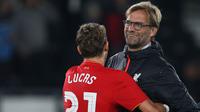 Juergen Klopp dan Lucas Leiva merayakan kemenangan atas Derby County pada putaran ketiga Piala Liga Inggris di Stadion Pride Park, Rabu (21/9/2016) dini hari WIB. (Reuters/Phil Noble)