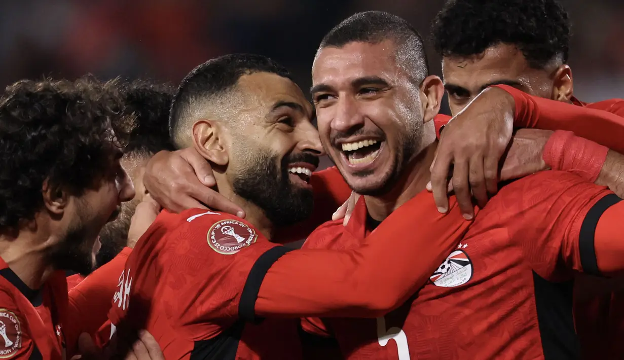 Pemain Liverpool tersebut berhasil membawa Mesir unggul 2-0 setelah memberikan assist untuk gol Ramy Raiba melalui sepak pojok. (AFP/Franck Fife)