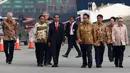 Presiden Jokowi (tiga kiri) saat meninjau pelepasan ekspor perdana Mitsubishi Xpander di Cilincing, Jakarta, Rabu (25/4). Jokowi didampingi Menperin Airlangga Hartarto, Seskab Pramono Anung, dan Mendag Enggartiasto Lukita. (Liputan6.com/Angga Yuniar)