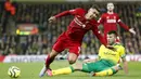 Penyerang Liverpool, Roberto Firmino, terjatuh saat berebut bola dengan pemain Norwich City, Grant Hanley, pada laga Premier League di Stadion Carrow Road Minggu (16/2/2020). Liverpool menang 1-0 atas Norwich City. (AP/Frank Augstein)