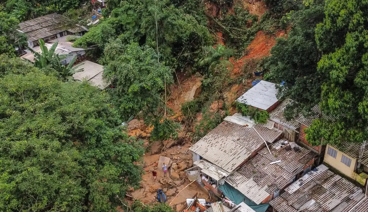 Pemandangan dari udara menunjukkan jalan kehancuran yang ditinggalkan oleh tanah longsor setelah hujan lebat di distrik Juquehy di Sao Sebastiao, negara bagian Sao Paulo, Brasil (20/2/2023). Banjir dan tanah longsor yang dipicu oleh hujan lebat di Brasil merenggut sedikitnya 36 nyawa pada akhir pekan Karnaval di tenggara negara bagian Sao Paulo, kata pihak berwenang, Minggu. (AFP/Fernando Marron)