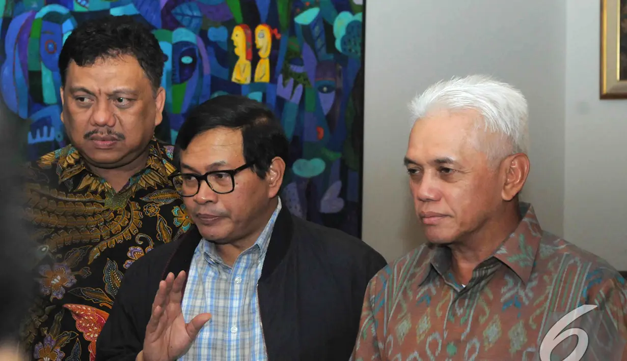 Pramono Anung (tengah) memberikan keterangan pers usai mengadakan pertemuan di kediaman Hatta Rajasa, Jakarta. Foto diambil pada Sabtu (15/11/2014)(Liputan6.com/Herman Zakharia)
