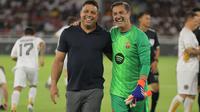 Vitor Baia (kanan) bersama Ronaldo tertawa bahagia saat laga DRX World Legends di Stadion Utama Gelora Bung Karno, Jakarta, Sabtu (18/4/2026) malam. (Bola.com/Bagaskara Lazuardi)