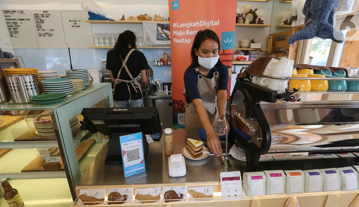 Barista membuat kopi dan melayani pembeli menggunakan teknologi Youtap di coffe shop, Gading Serpong, Tangsel, Sabtu (14/11/2020). Di tengah pandemi Covid-19, Youtap memudahkan pedagang untuk dapat memonitor penjualannya dan mencetak catatan penjualan yang akurat. (Liputan6.com/Fery Pradolo)