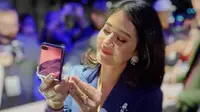 Dian Sastrowardoyo memegang Samsung Galaxy Z Flip Mirror Purple di San Francisco, California, Amerika Serikat. Foto: Dokumen Pribadi Dian Sastrowardoyo
