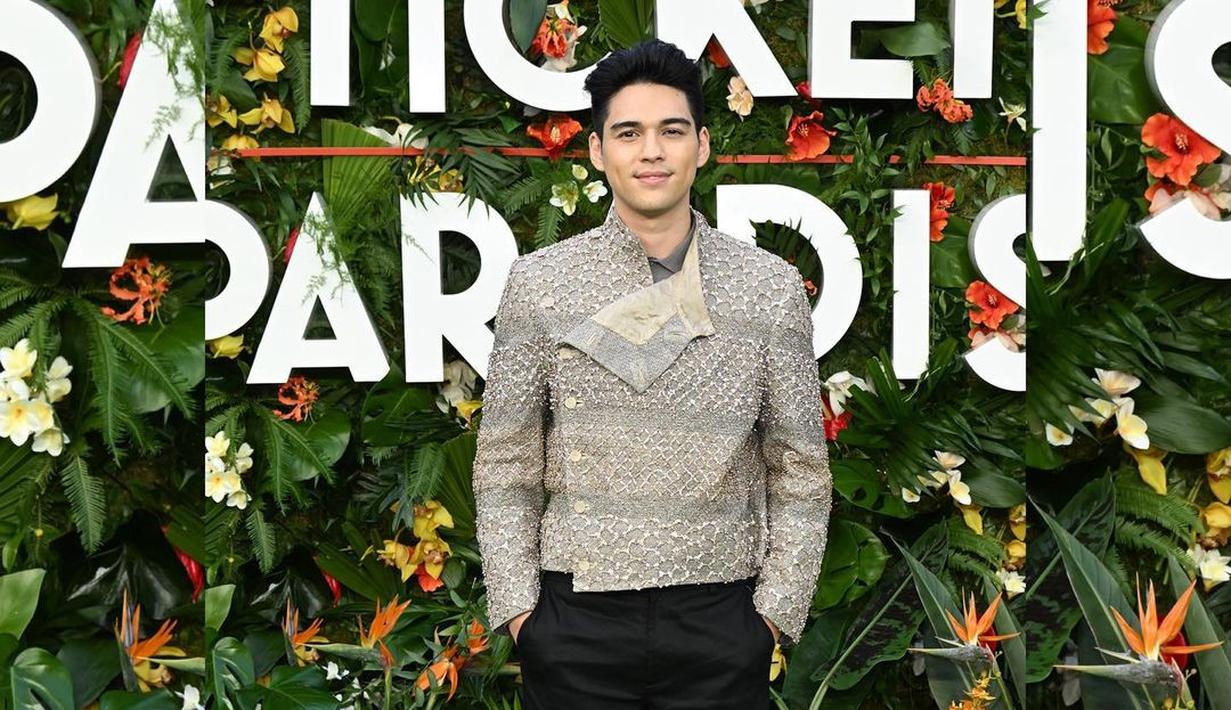 <p>Maxime Bouttier menyebut Kaitlyn Dever pribadi yang profesional dan menghargai metode akting yang diterapkannya untuk menghidupkan tokoh Gede. Inilah yang membuat suasana syuting Ticket To Paradise terasa menyenangkan. &ldquo;Dia profesional. Aku mengikuti kerja dia dan aku juga memasukkan metode aku. Untungnya selama syuting dia enggak yang ngutak-atik banget. Dia terbuka dengan apa yang aku lakukan,&rdquo; Maxime Bouttier memaparkan. (Foto: Dok. Instagram @bouttier_maxime)</p>