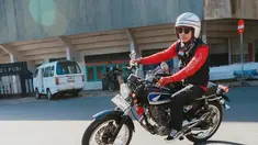 Bersama dengan Motorbaik setelah sebelumnya pernah ke Lombok. Kini Bisma Karisma berada di Tanjung Pinang, Kepulauan Riau. Berkendara di jalanan dengan motor klasik sembari merasakan udara di Tanjung Pinang.(Liputan6.com/IG/@sibisma)