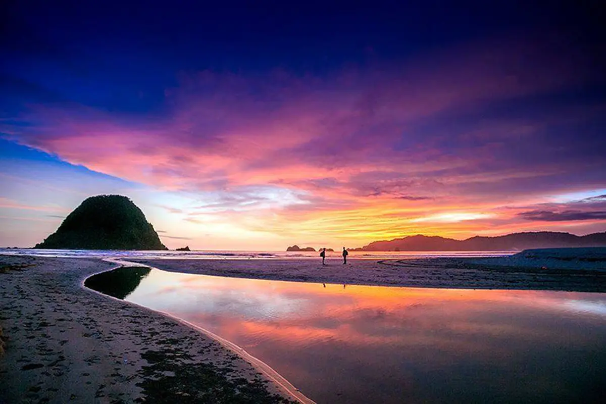 7 Pantai Terbaik untuk Menikmati Pesona 'Sunset' di Indonesia
