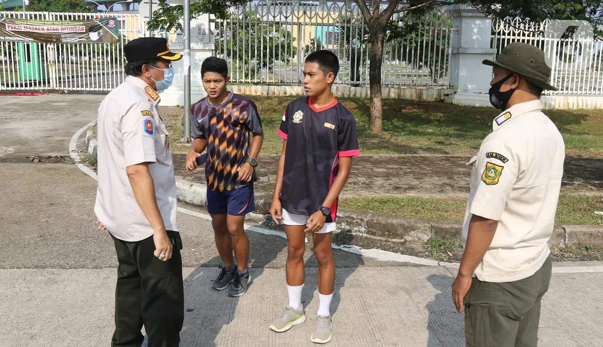 Pelanggar PSBB terjaring razia di kawasan Stadion Pakansari, Kabupaten Bogor, Minggu (6/9/2020). Pemkab Bogor menghukum pelanggar PSBB dengan denda Rp 100 ribu serta sanksi sosial seperti membersihkan area makam, push up, dan mempraktikkan prosesi pemakaman. (Liputan6.com/Herman Zakharia)