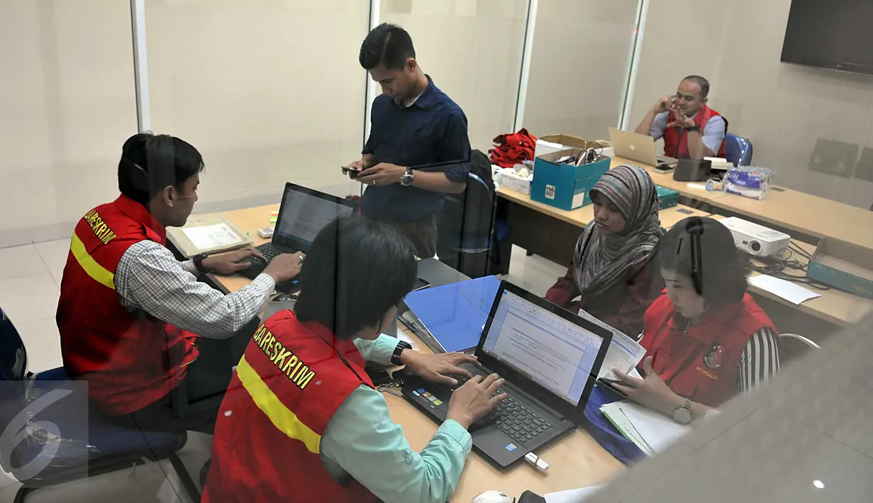 Petugas Bareskrim Polri memeriksa bendahara PT Tirtamarta Wisesa Abadi, Jakarta, Selasa (23/6/2015). Penggeledahan ini terkait kasus dugaan korupsi pengadaan printer dan scanner untuk SMAN dan SMKN di Jakarta. (Liputan6.com/Johan Tallo) 