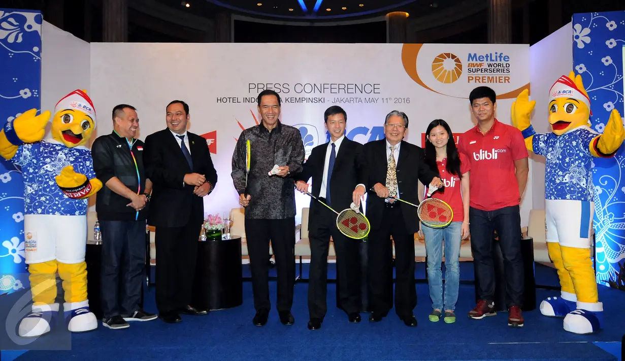 Ketua Umum PBSI, Gita Wirjawan (ketiga kiri) bersiap memukul kok usai rilis BCA Indonesia Open Superseries Premier 2016 di Jakarta, Rabu (11/5/2016). BCA Indonesia Open 2016 akan berlangsung 30 Mei-5 Juni mendatang. (Liputan6.com/Helmi Fithriansyah)