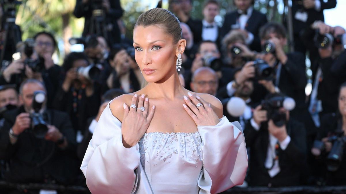 Bella Hadid Dibalut Gaun Prada Tampil Bak Bangsawan saat Hadir di Festival Film Cannes 2026