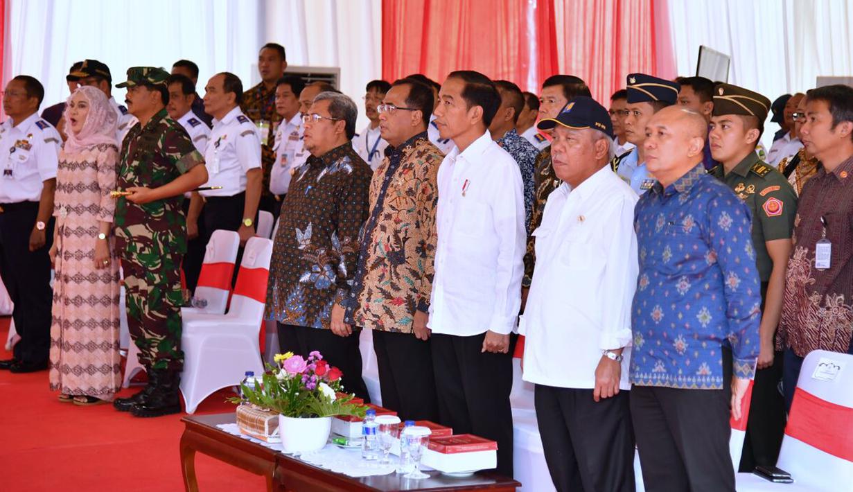Presiden Jokowi didampingi Menhub Budi Karya Sumadi, Gubernur Jawa Barat Ahmad Heryawan dan Menteri PUPR Basuki Hadimuljono pada Groundbreaking proyek Pembangunan Jalur Ganda Kereta Api Bogor-Sukabumi di Cicurug, Sukabumi, Jumat (15/12). (dok. Setpres)