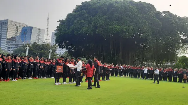 Presiden Joko Widodo atau Jokowi memberikan bonus kepada para atlet, pelatih, dan asisten pelatih SEA Games ke-32 yang berhasil meraih medali pada ajang SEA Games Kamboja 2023.