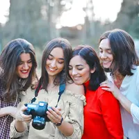 ilustrasi sahabat perempuan/Photo by Andrea Piacquadio from Pexels