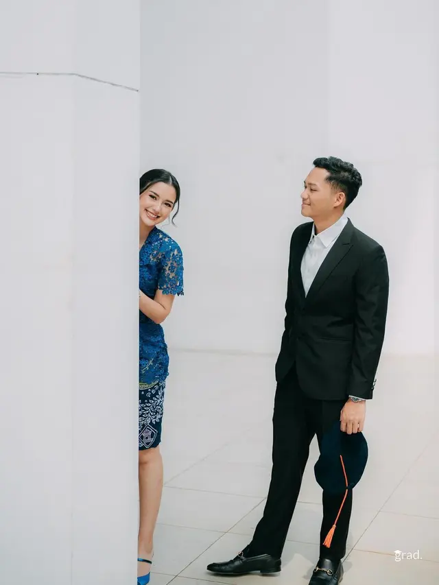 6 Potret Sarah Menzel di Momen Wisuda Azriel Hermansyah,