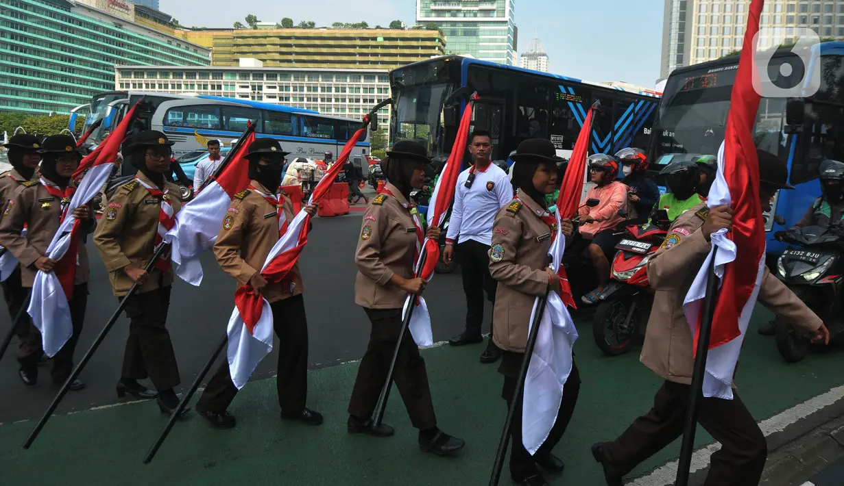 Kawasan Bundaran Hotel Indonesia (HI) di Jakarta menjadi saksi semangat kebangsaan yang menggelora dalam upacara pengibaran Bendera Merah Putih pada bulan Agustus 2024. (merdeka.com / Imam Buhori)