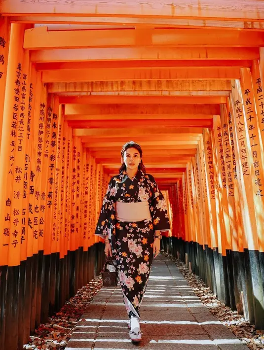 Nikita Mirzani mengajak dua putranya liburan ke Jepang. Jalan-jalan di Kyoto, Niki mengunjungi Kuil Fushimi Inari dan berfoto di sana. Bintang film 'Comic 8' itu tampil menawan dan kalem memakai kimono hitam dengan motif bunga-bunga. (Liputan6.com/IG/@nikitamirzanimawardi_172)