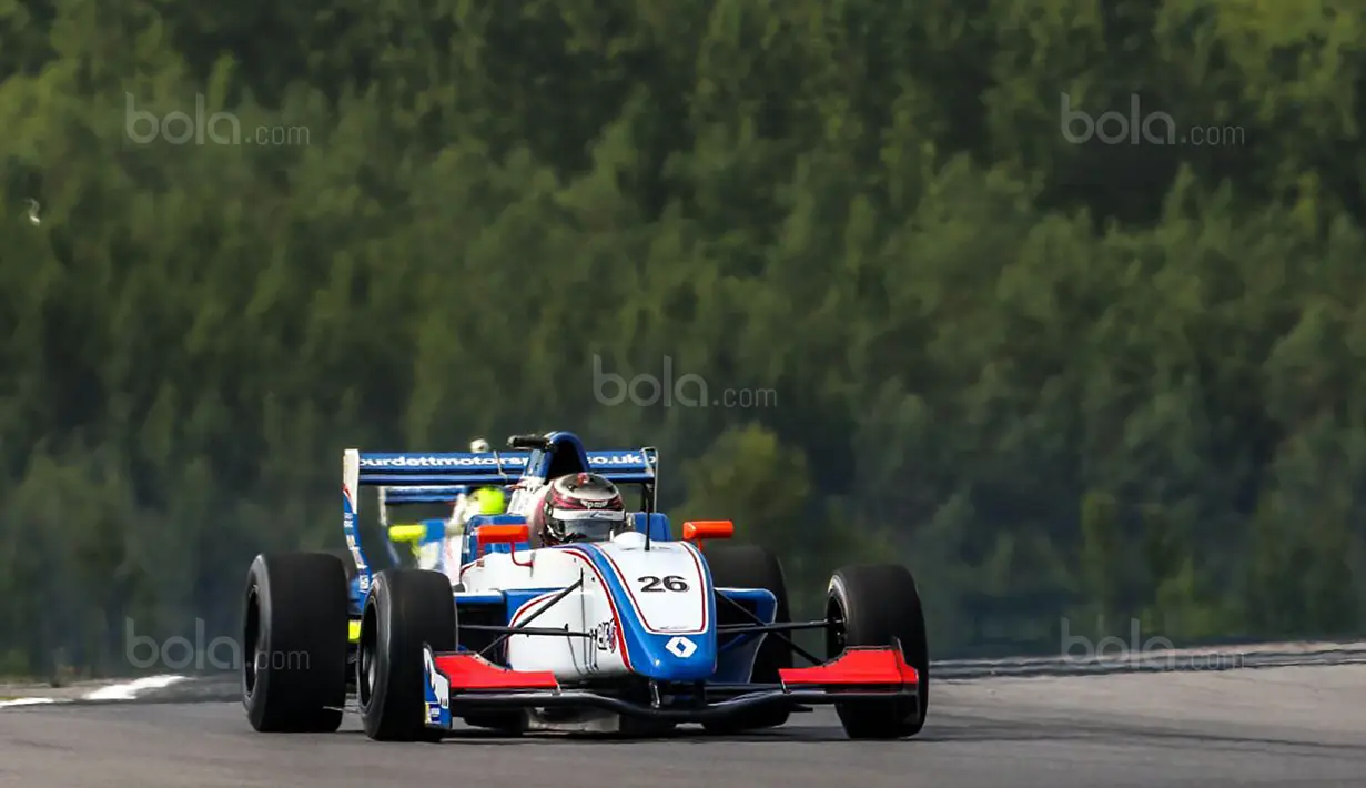 Pebalap Indonesia, Presley Martono, memacu mobilnya saat balapan Formula Renault 2.0 Eurocup di Sirkuit Red Bull Ring, Austria, Minggu (23/7/2017). Presley gagal finis karena ditabrak. (Bola.com/Reza Khomaini)