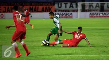 Gelandang PS TNI Erwin Ramdani (tengah) berusaha melewati penyerang Persija, Rafael Maitimo pada pertandingan 8 besar piala Jendral Sudirman di Stadion manahan Solo (15/12). Persija menang atas PS TNI dengan skor 1-0. (Liputan6.com/Boy Harjanto)