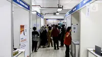 Pencari kerja mengunjungi stan perusahaan pada acara "Jakarta Job Fair" di Ratu Plaza, Jakarta, Senin (6/12/2021). Jakarta Job Fair tersebut di lima wilayah kota adminitrasi di Provinsi DKI Jakarta dari 6 hingga 14 Desember 2021. (Liputan6.com/Johan Tallo)