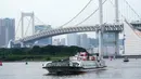 Maskot Olimpiade dan Paralimpik Tokyo 2020, Miraitowa dan Someity menyapa warga dari atas kapal saat mereka menyusuri Rainbow Bridge dalam debut mereka di Tokyo, Jepang, Minggu (22/7). (AP Photo/Eugene Hoshiko)