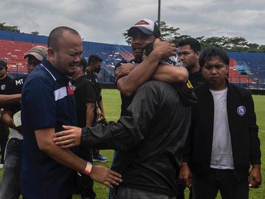 Tangisan pemain dan ofisial Arema FC pecah saat datang ke Stadion Kanjuruhan, Senin (3/10/2022). (AFP/Juni Kriswanto)