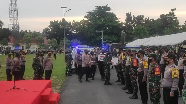 Penyerahan secara simbolis bantuan sembako untuk meringankan warga terdampak PPKM mikro diperketat.