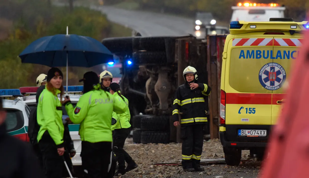 Petugas pemadam kebakaran, polisi, dan penyelamat bekerja di lokasi kecelakaan yang melibatkan bus dengan truk di Nitranske Hrnciarovce, Slovakia, Rabu (13/11/2019). Para pejabat mengatakan kecelakaan tersebut menewaskan 12 orang dan melukai 20 lainnya. (Lukas Grinaj / TASR via AP)