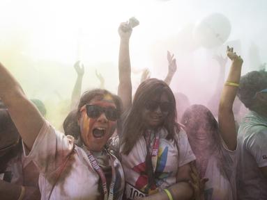 Para peserta bergembira saat mengikuti ajang CIMB Niaga Color Run di Senayan, Jakarta Selatan, Minggu (16/9/2018). Sebanyak 13.000 peserta ambil bagian pada ajang lari sejauh lima kilometer. (Bola.com/Vitalis Trisna)