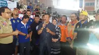 Skuat Persib Bandung memberikan bantuan dana untuk korban bencana alam di Sumedang, Jawa Barat, Minggu (25/9/2016). (Bola.com/Erwin Snaz)