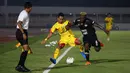 Gelandang Bhayangkara FC, Sani Rizki Fauzi, berebut bola dengan pemain Tira Persikabo, Louis Parfait, pada laga Liga 1 2019 di Stadion Madya, Senayan, Jakarta, Kamis (4/7/2019). Kedua tim bermain imbang 1-1. (Bola.com/Yoppy Renato)