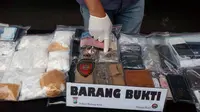 Barang bukti narkoba jenis pil koplo dan ganja di Markas Polres Malang Kota (Liputan6.com/Zainul Arifin)