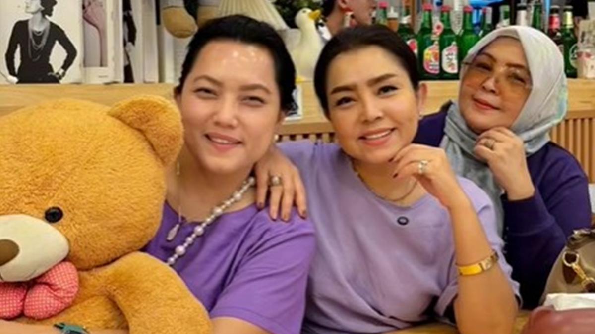 6 Potret Mayangsari Bareng Dua Saudara Perempuannya, Tampil Kompak Awet Muda