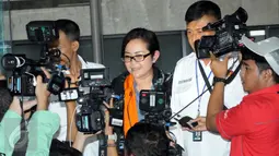 Dessy A Edwin keluar dari gedung KPK usai menjalani pemeriksaan perdana, Jakarta, Senin (18/1/2016). Dessy diperiksa KPK terkait kasus suap proyek di Kementerian Pekerjaan Umum dan Perumahan Rakyat. (Liputan6.com/Helmi Afandi)