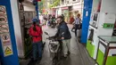 Diketahui, pada Senin (9/3/2026) pagi, harga minyak mentah sudah menyentuh level US$ 113,68 per barel. Tampak dalam foto, para pengendara mengantre di sebuah Stasiun Pengisian Bahan Bakar Umum (SPBU) di Surabaya, Jawa Timur, pada Senin 9 Maret 2026. (JUNI KRISWANTO/AFP)
