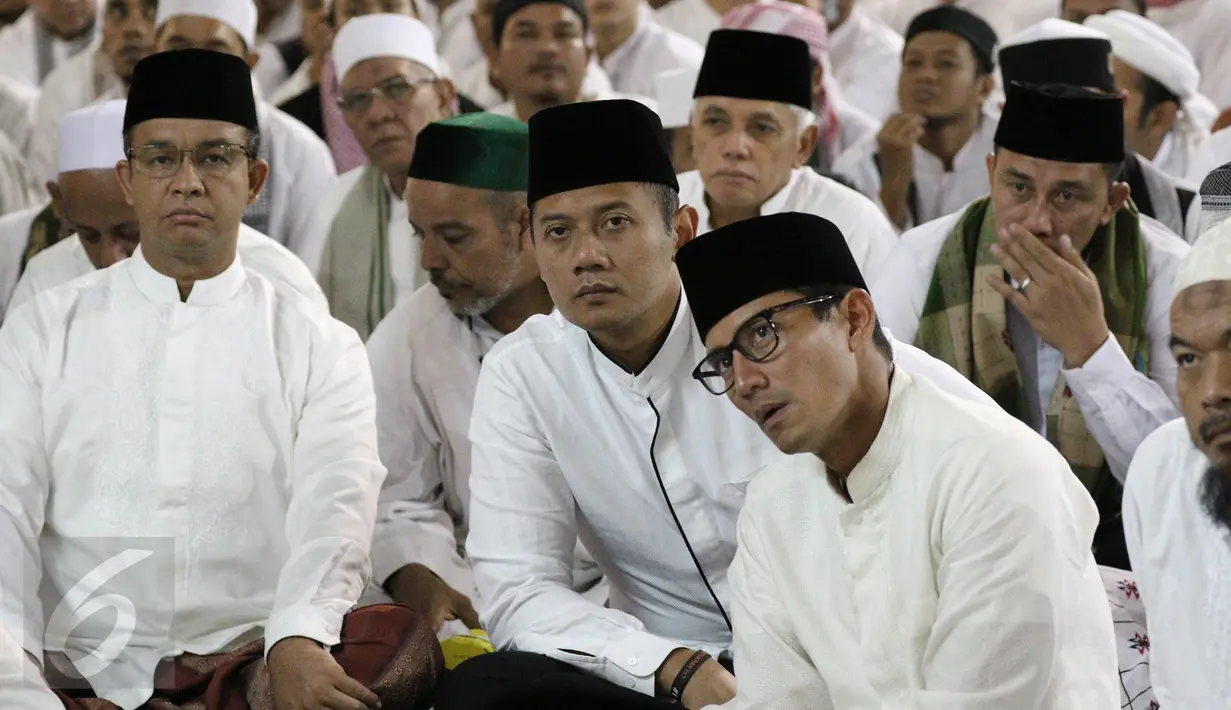 Pasangan Cagub DKI Jakarta No 3 Anies - Sandiaga, Cagub Agus Yudhoyono mantan Menko Perekonomian Hatta Rajasa saat mendengarkan ceramah bersama Peserta aksi 112 di Masjid Istiqlal, Jakarta, Sabtu (11/2). (Liputan6.com/Herman Zakharia)